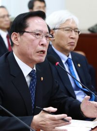 Jihokorejský ministr obrany Song Joung-mu odpovídá na otázky poslanců o uprchlém severokorejském vojákovi.