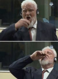 Slobodan Praljak pije dosud neidentifikovanou tekutinu, kterou prohlásil za jed (kombinovaný snímek ze soudního videozáznamu).