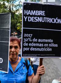 &quot;Hlad a podvýživa. Hlad po svobodě. 2017: 32procentní nárůst edémů u dětí kvůli podvýživě.&quot; Demonstrace v Caracasu kvůli nedostatku léků a vážné zdravotní krizi, 30. listopadu 2017.