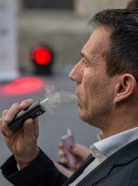 Alternativní cigareta se zahřívaným tabákem, zahřívaný tabák, kouření, cigarety (ilustrační foto)