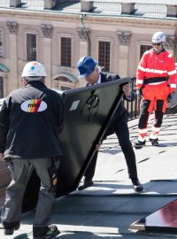 Až bude hotovo, mají tyhle černé obdélníky, jejichž úkolem je přetavit sluneční svit na elektřinu, zajistit královskému paláci ve Stockholmu více než desetinu každoroční spotřeby energie.