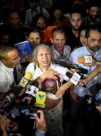 Elizabeth Salazarová vyvolala pozornost médií v červnu 2018, když během manifestace před ministerstvem zdravotnictví v Caracasu odhrnula halenku a ukázala médiím své zarudlé levé prso plné vředů.