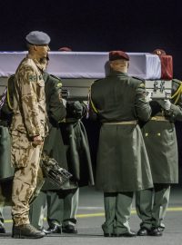 Armádní speciál dopravil na letiště Praha-Kbely tělo zastřeleného vojáka Tomáše Procházky loni 24. října