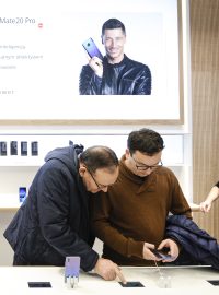 V prosinci 2018 se ve Varšavě otevřela první prodejna Huawei, reklamní tváří společnosti je v zemi fotbalista Robert Lewandowski