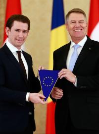 Rakouský kancléř Sebastian Kurz na konci prosince 2018 symbolicky předal štafetu evropského předsednictví rumunskému prezidentovi Klausi Iohannisovi