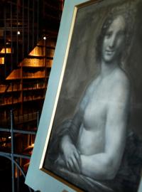 Kurátor Mathieu Deldicque a kresba nazvaná Nahá Mona Lisa, kterou minulý týden odhalili ve Francii