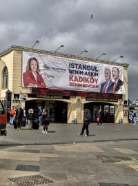 Volební bilboardy opoziční Lidové republikánské strany (vlevo) a vládní Strany spravedlnosti a rozvoje prezidenta Recepa Tayyipa Erdogana, v Istanbulu při kampani pro místní volby.