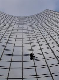 Alaina Robert na a 154 metrů vysoké budově zvané Skype ve Frankfurtu nad Mohanem.