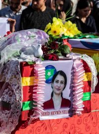 Pohřeb kurdské političky Hevrin Chalafové v syrském Deriku (foto z 13. října 2019)