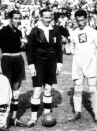 Dva brankáři a kapitáni a rozhodčí finálového zápasu na MS ve fotbale v roce 1934 (zleva): Ital Gianpiero Combi, sudí Ivan Eklind a česká legenda František Plánička