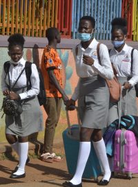 Ugandské dívky opouštějí školu kvůli koronaviru