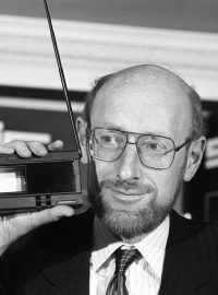 Britský vynálezce Clive Sinclair s prototypem miniaturní televize na snímku z roku 1983