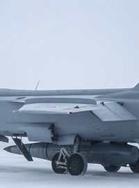 Ruská stíhačka MiG-31 údajně nese hypersonickou střelu Kinžal. Fotografie z videa ruského ministerstva obrany z 19. února 2022
