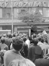 Lidé před Československým rozhlasem v srpnu 1968