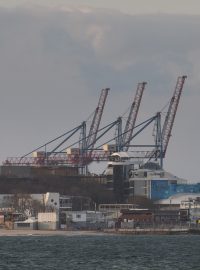 Fotografie ukrajinského přístavu Oděsa z devátého března 2022, kdy se připravoval na ruský útok