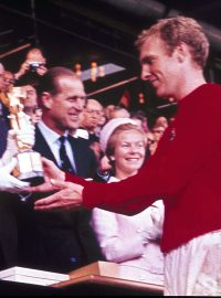 Královna Alžběta II. předává kapitánovi domácích Bobbymu Mooreovi trofej pro mistry světa