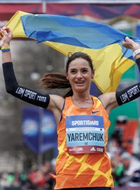 Sofiia Jaremčuková v cíli pražského půlmaratonu