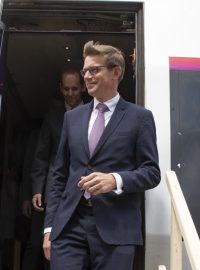 Ministr dopravy Martin Kupka (ODS) vystupuje z vysokorychlostního vlaku po jeho prohlídce