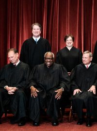 Soudci Nejvyššího soudu USA. Horní řada zleva: Brett Kavanaugh, Elena Kaganová, Neil Gorsuch, Amy Coneyová Barrettová. Dolní řada zleva: Samuel Alito, Clarence Thomas, John G. Roberts, Stephen Breyer (aktuálně již nahrazen Ketanji Brown Jacksonovou) a Sonia Sotomayorová