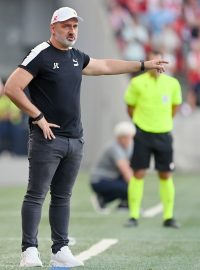 Trenér Slavie Jindřich Trpišovský v úvodním zápase 3. předkola Evropské konferenční ligy proti Panathinaikosu