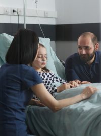 Personál nemocnic by měl umožnit rodičům být nepřetržitě u svých hospitalizovaných dětí