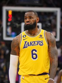 LeBron James v dresu Los Angeles Lakers