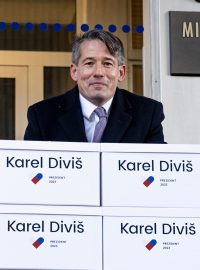 Kandidát na prezidenta Karel Diviš odevzdal 8. listopadu 2022 sesbírané podpisy na ministerstvu vnitra