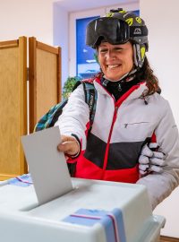 Žena v Peci pod Sněžkou hlasuje v prvním kole prezidentských voleb