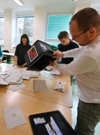 Členové volební komise v Jihlavě sčítají odevzdané volební lístky po skončení prvního kola prezidentských voleb