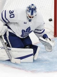 David Pastrňák překonává brankáře Matta Murrayho a střílí gól do sítě Maple Leafs