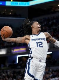 Ja Morant smečuje přes Jalena Smithe v utkání Memphisu proti Indianě