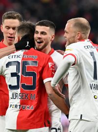 Fotbalisté Slavie Praha se radují z gólu