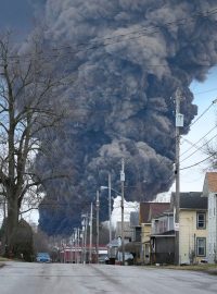 Černý dým nad městem East Palestine v Ohiu poté, co úřady zahájily kontrolované spalování chemikálií z vlaku