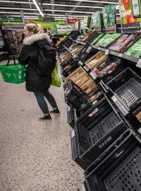 Prázdné regály v britských supermarketech