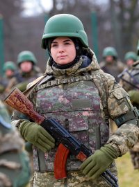 Členka ukrajinské armády na slavnostním nástupu vojenské akademie ve Lvovském regionu
