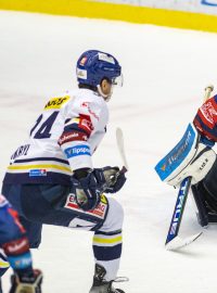 Filip Přikryl z Českých Budějovic překonává brankáře Kladna Adama Brízgalu.