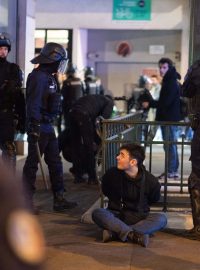 Francouzští policisté při zákroku proti demonstrantům v Paříži 30. března