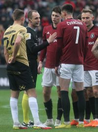 Fotbalisté Sparty a Brna v diskuzi s rozhodčím