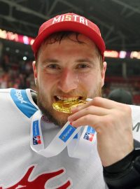 Brankář Třince Ondřej Kacetl s medailí pro mistra extraligy