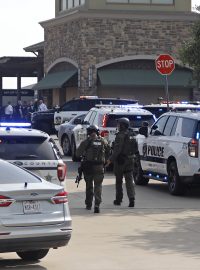Střelba v nákupním centru poblíž Dallasu si vyžádala devět životů, včetně pachatele