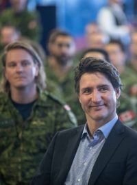 Kanadský premiér Justin Trudeau na aliančním summitu v Bruselu před dvěma lety oznámil návrh své země na založení Centra excelence NATO pro změnu klimatu a bezpečnost. Na fotografii je na návštěvě kanadských vojáků, kteří pomáhali s hašením požárů, březen 2023