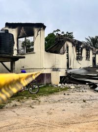 Trosky po požáru dívčího internátu v Guyaně