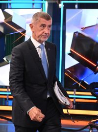 Předseda ANO Andrej Babiš při příchodu do televizního studia