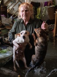 Chersonská obyvatelka Tetiana zachraňuje v náručí své domácí mazlíčky