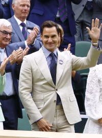 Roger Federer si úterní program zápasů na Wimbledonu užíval z královského boxu