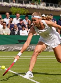 Tenistka Marie Bouzková během zápasu ve Wimbledonu proti Anett Kontaveitové