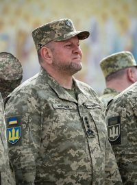 Náčelník ukrajinského generálního štábu Valerij Zalužnyj (uprostřed)