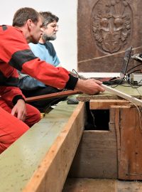 Archeologové zkoumají hrobku Jakuba Krčína v kostele Nanebevzetí Panny Marie v Obděnicích
