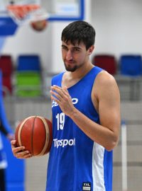 Trenér české basketbalové reprezentace Diego Ocampo s pivotem Davidem Böhmem