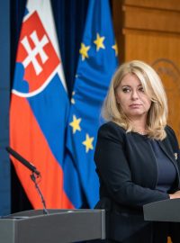 Slovenský premiér Ľudovít Ódor a prezidentka Zuzana Čaputová po jednání bezpečnostní rady